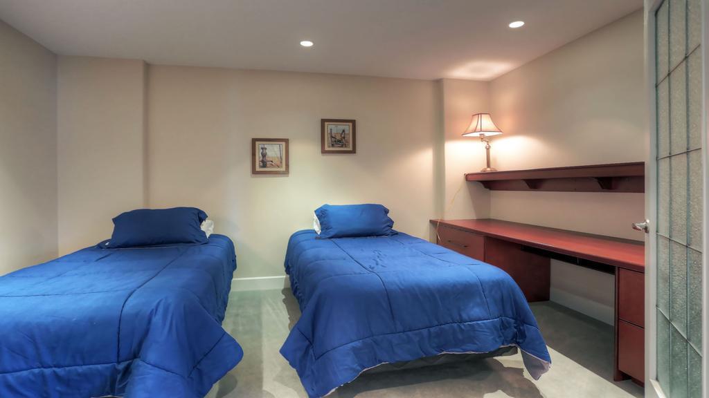 Sunset Waterfront Resort By Kelownacondorentals מראה חיצוני תמונה